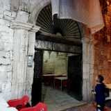 Un luogo che � ancora oggi possibile visitare. Per farlo bisogna accedere nella saletta di consumazione della �Pizzeria delle Meraviglie�. Alla destra dell�ingresso del locale si apre un antico androne in cui si trovano i tavolini per i clienti